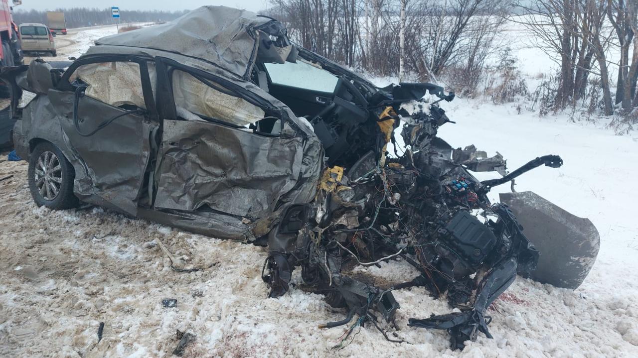 Человек погиб в жестком ДТП с фурой на костромской трассе
