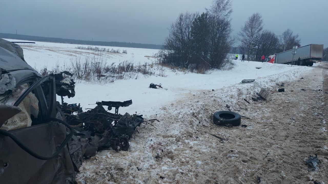Человек погиб в жестком ДТП с фурой на костромской трассе
