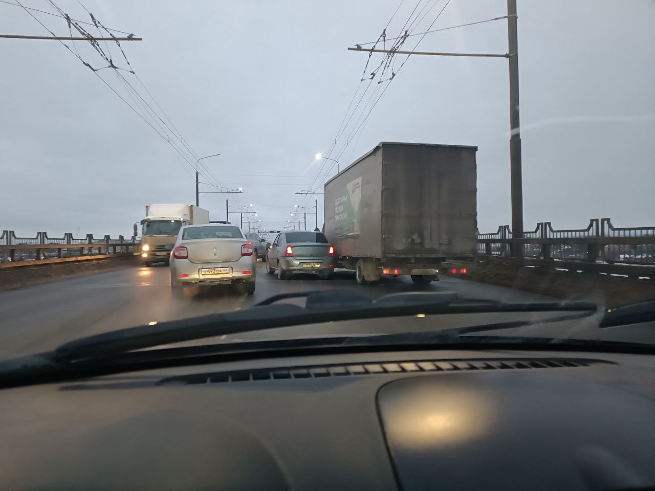 Мост через Волгу в Костроме встал из-за ДТП