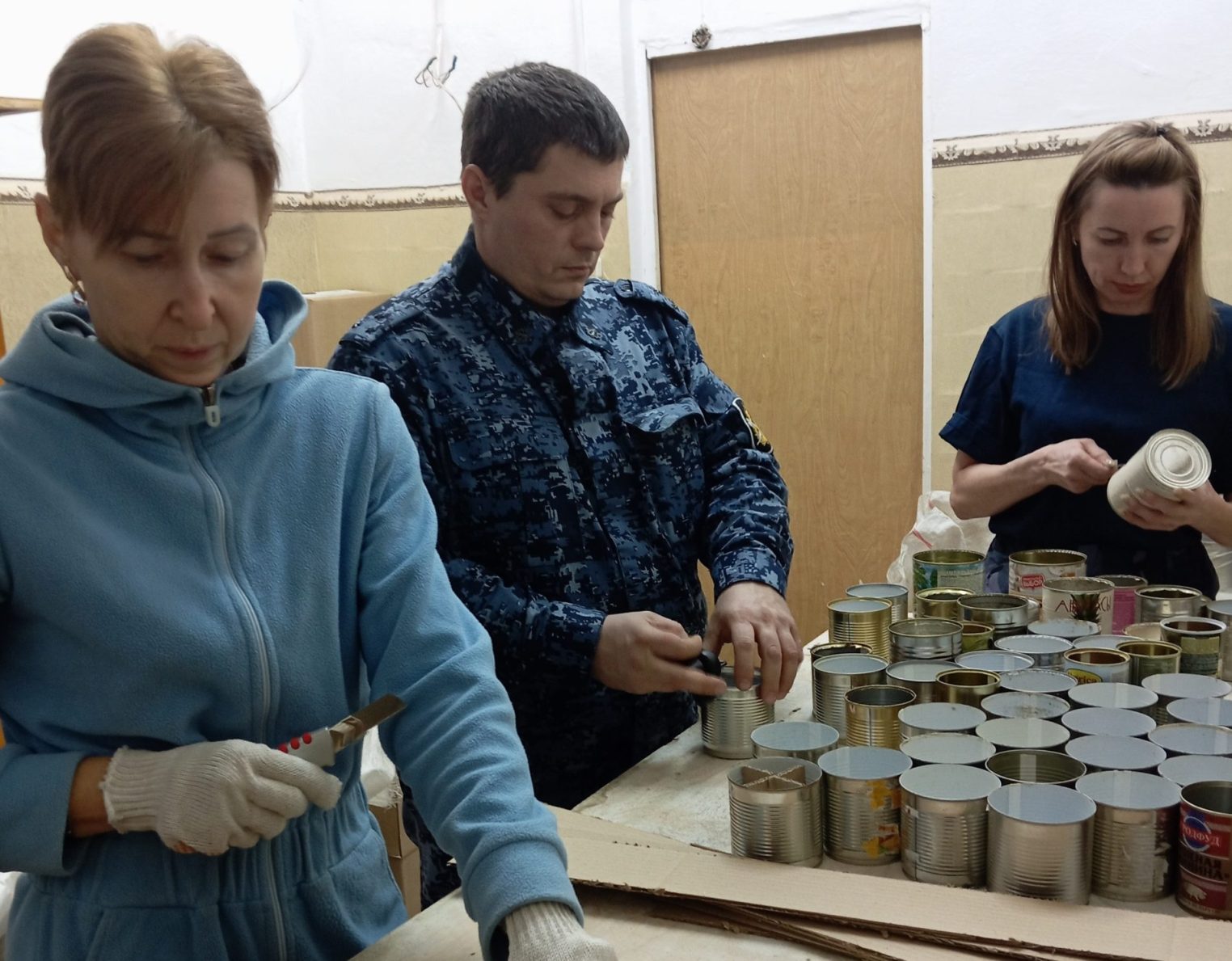 Сотрудники УФСИН из Шарьи сделали окопные свечи для бойцов СВО