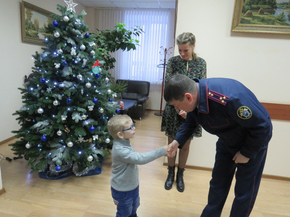 Руководитель СКР Денис Левченко вручил подарок 3-летнему костромичу