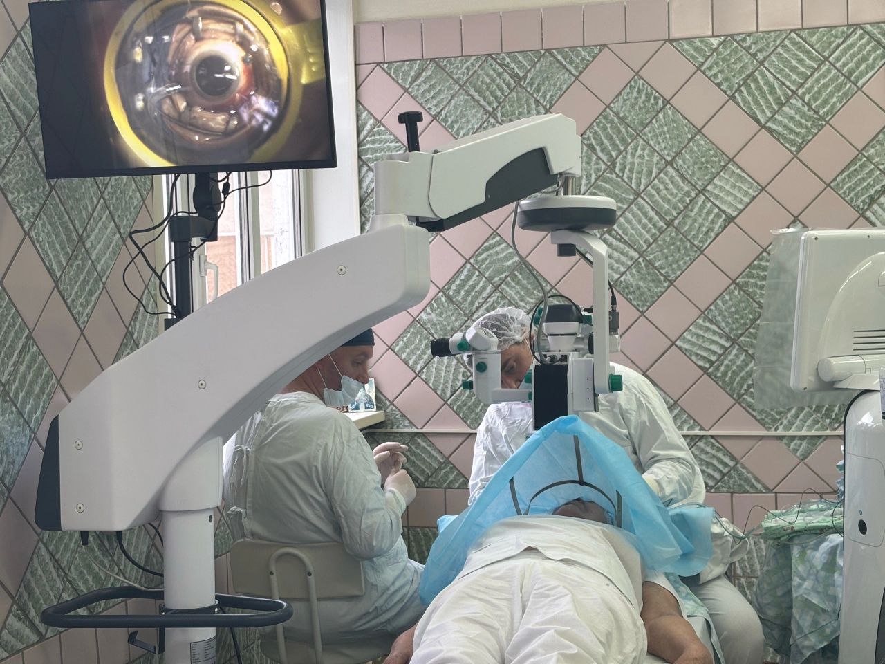 Серьезную операцию на глазах впервые провели костромские врачи