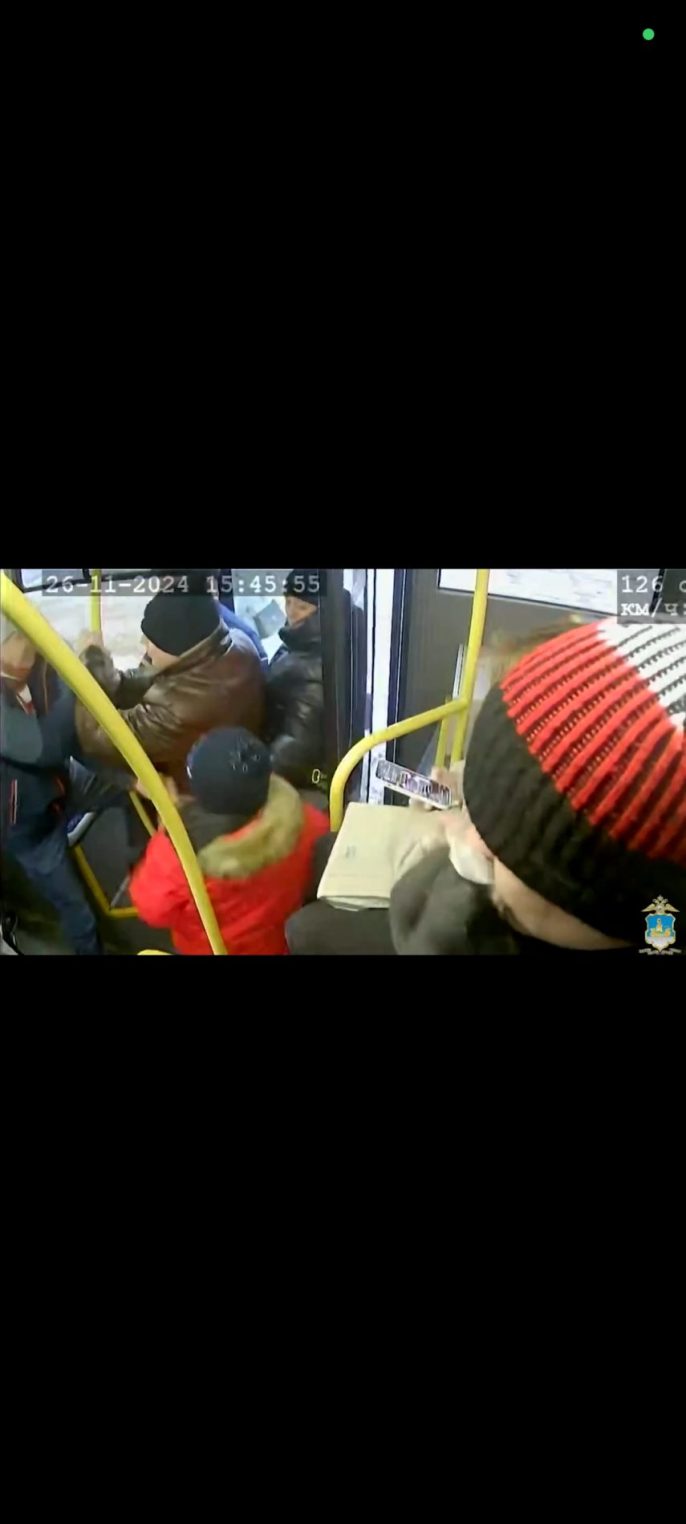 Пассажир едва не подрался с ребенком в автобусе. Видео