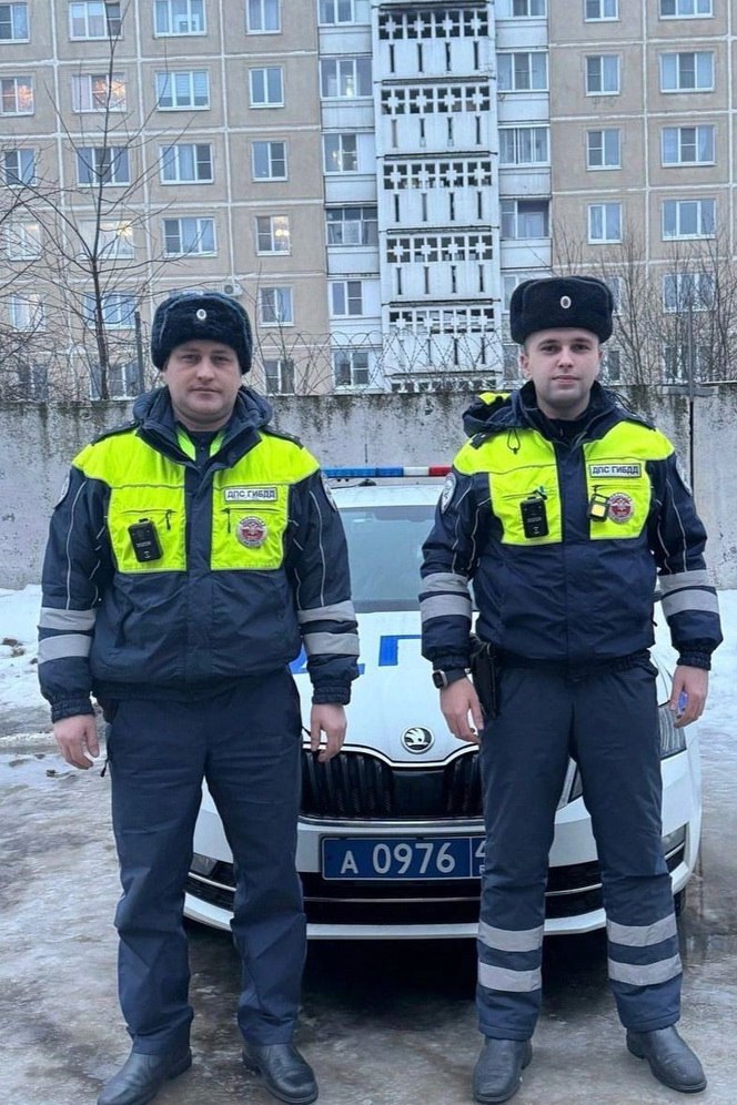 Полицейские починили машину костромича на трассе