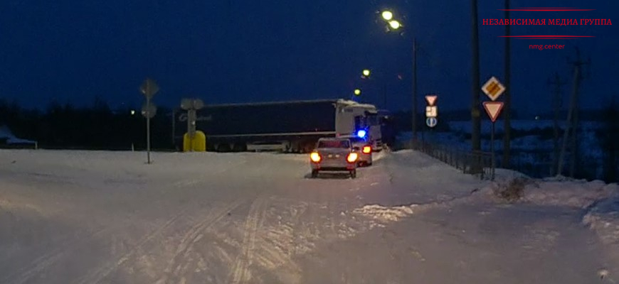 Две фуры создали пробку под Костромой