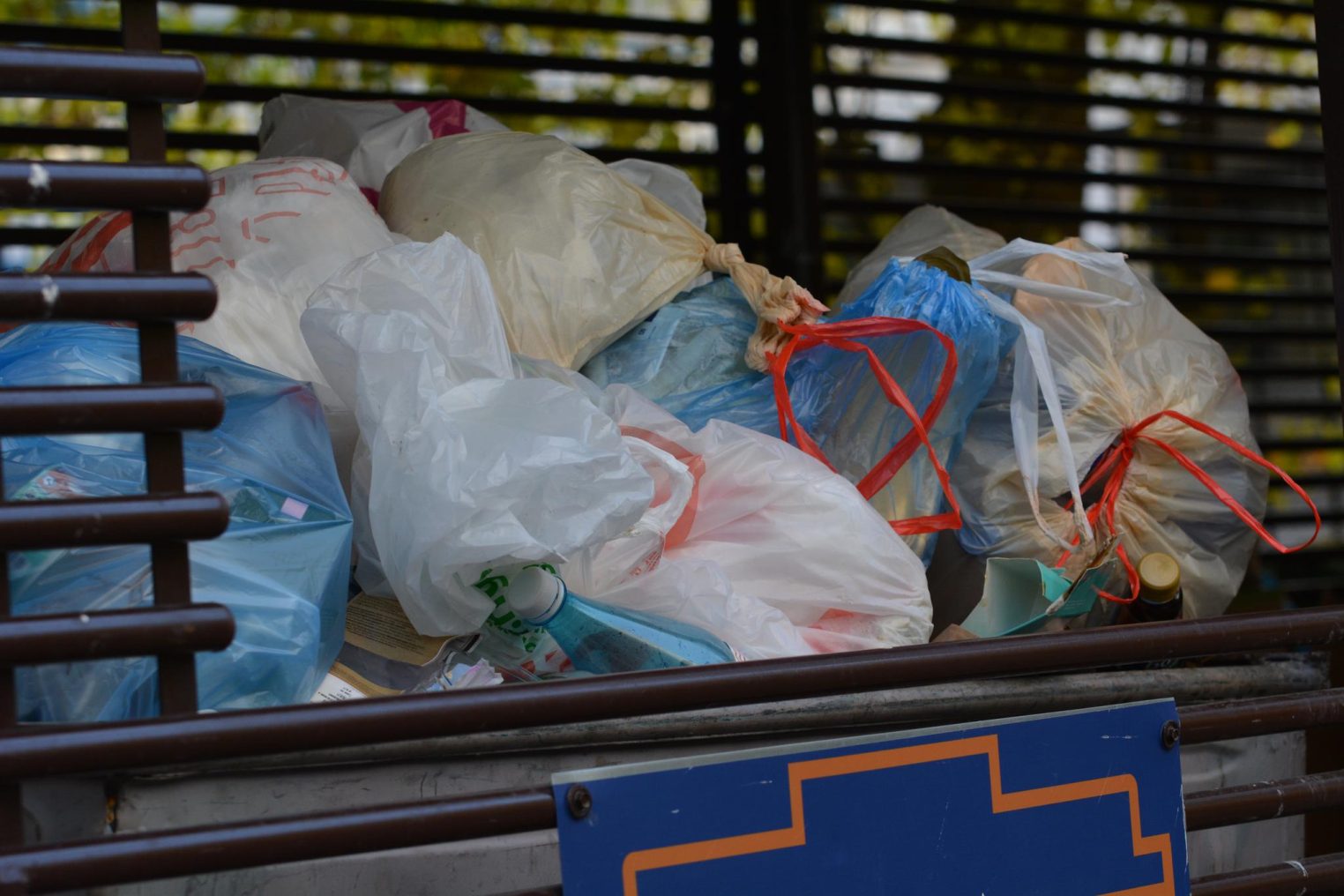 Сосед пугает костромичей мусорной свалкой в квартире