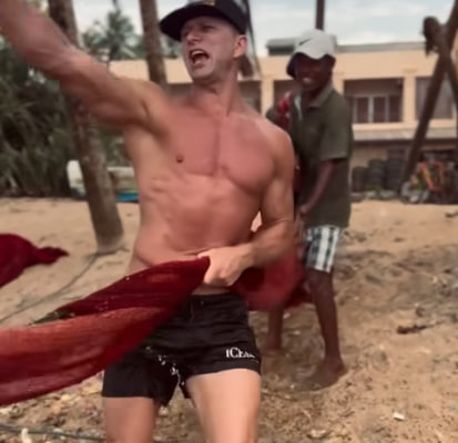 На острове в Тихом океане Роман Курцын стал бурлаком