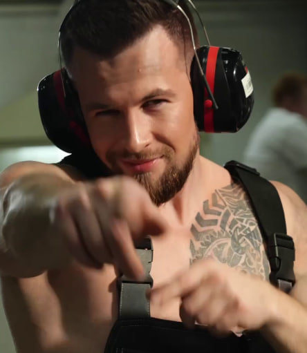 Обнаженные ювелиры дали жару к 8 марта