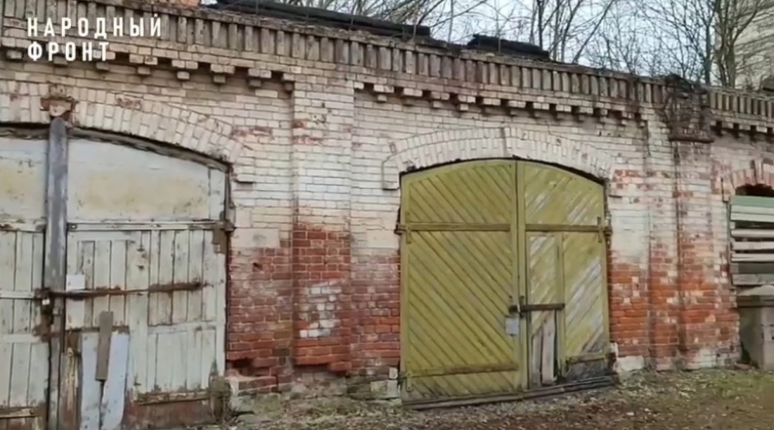 Конюшня-развалюха рядом со школой в центре Костромы угрожает детям