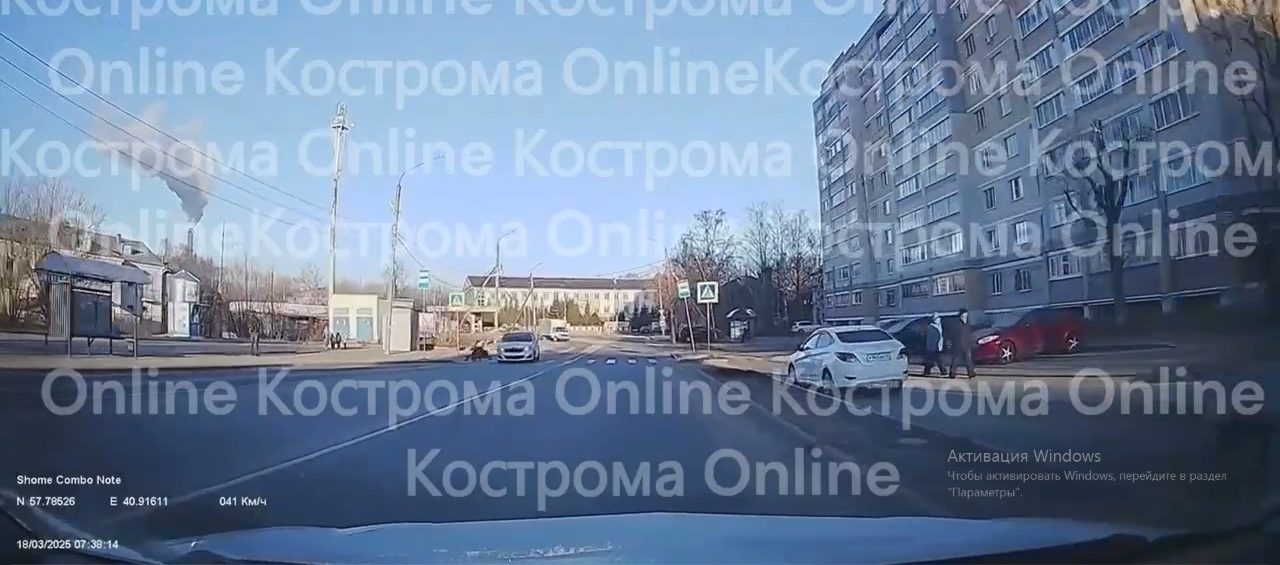 Двоих мальчиков иномарка сшибла на зебре в Костроме