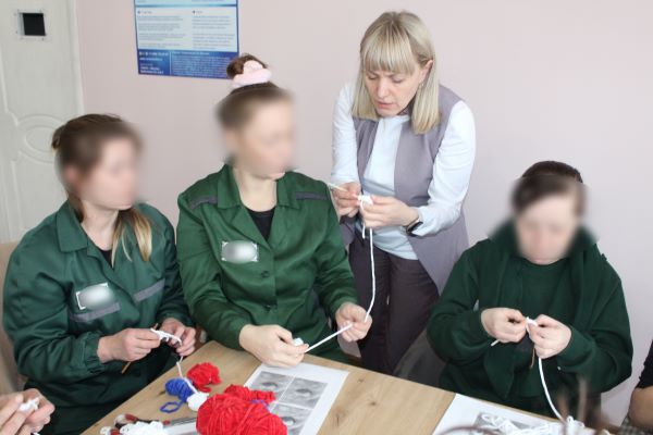 Костромские осужденные вяжут пушистые сердечки для бойцов СВО