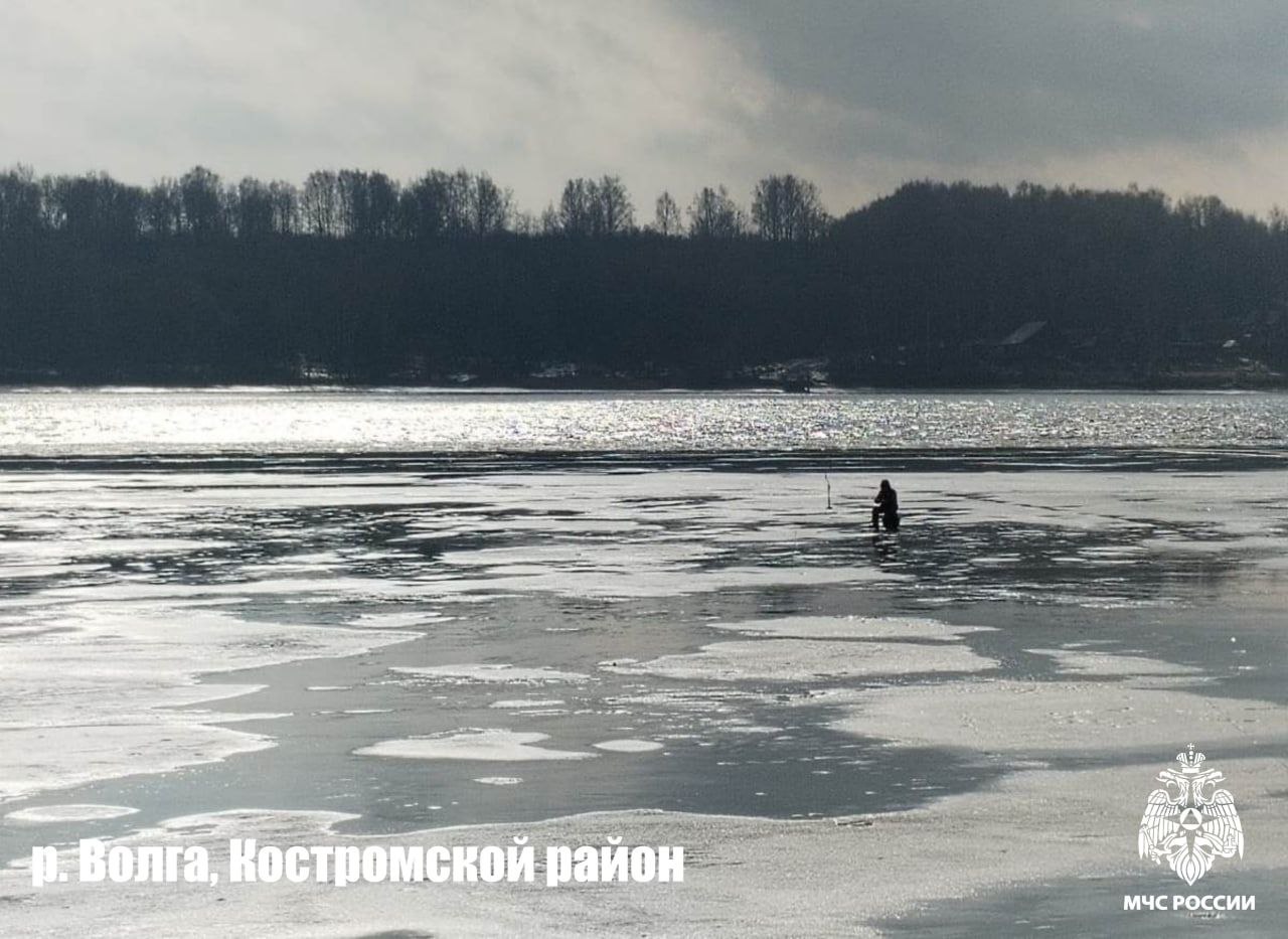 Некоторые костромские рыбаки не прочь дрейфовать на льдинах