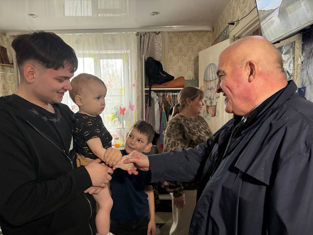 Многодетной семье Усовых под Костромой помогут построить новый дом