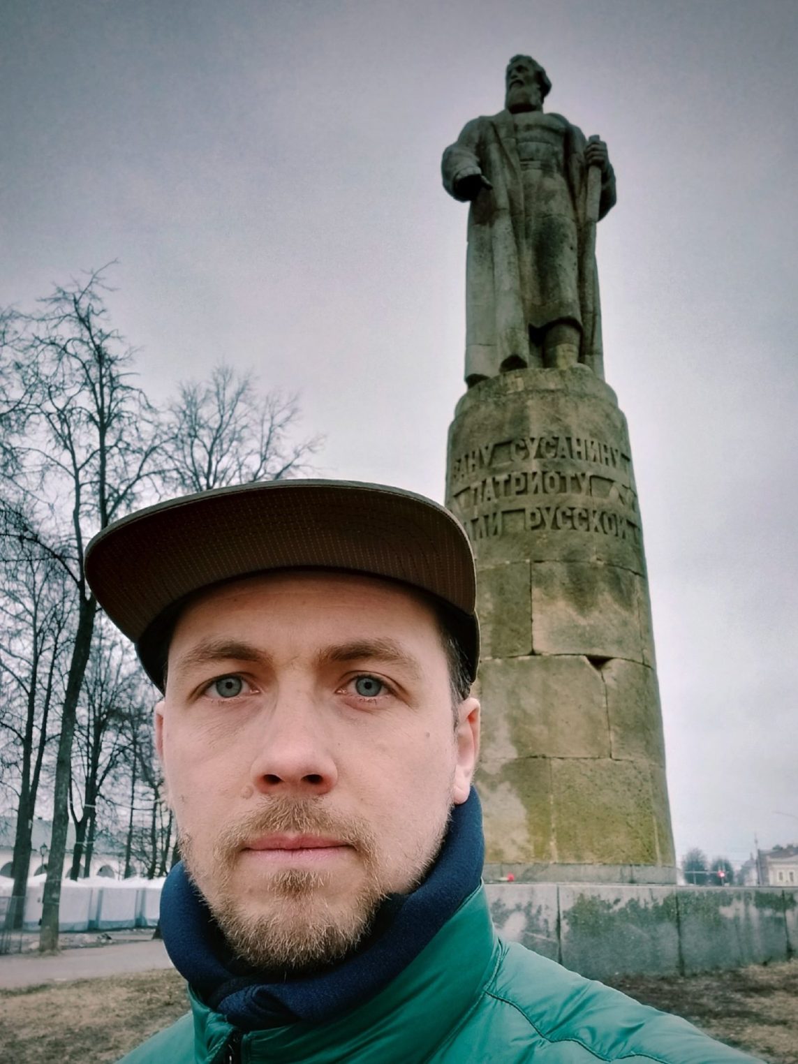 Известный московский художник Петр Скляр замечен гуляющим по Костроме