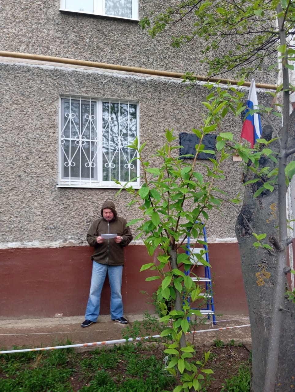 Народную памятную доску в честь погибшего бойца СВО открыли в Костроме