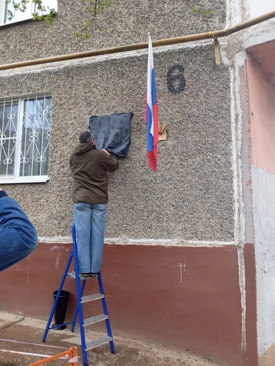Народную памятную доску в честь погибшего бойца СВО открыли в Костроме