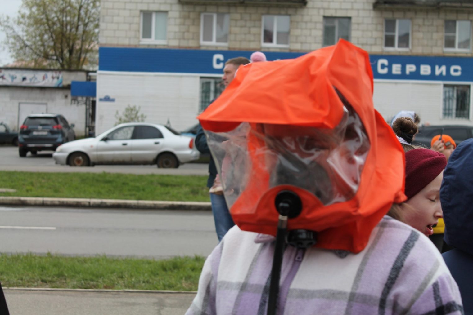 Костромичи примерили боевку пожарных и рассмотрели технику