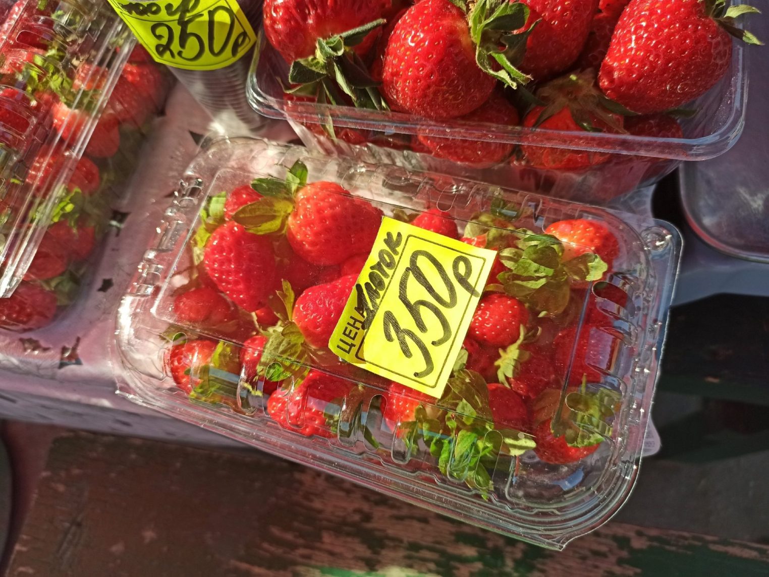 Костромскую клубнику продают по цене килограмма сливочного масла