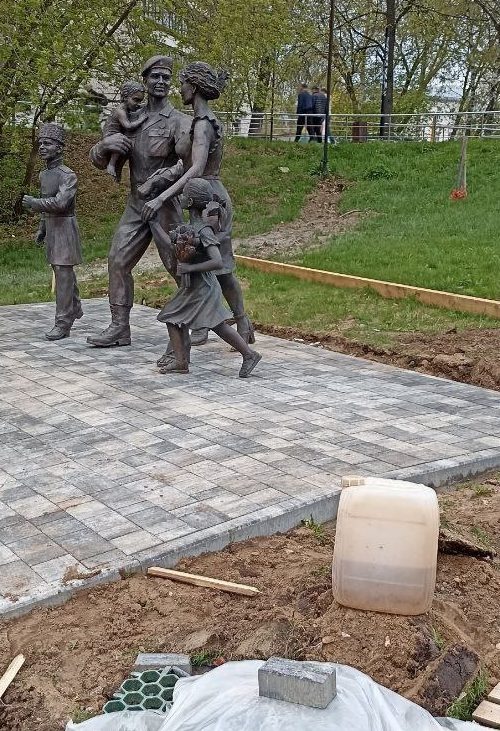 Возле скульптуры «Семья защитника Отечества» в Костроме обустраивают территорию