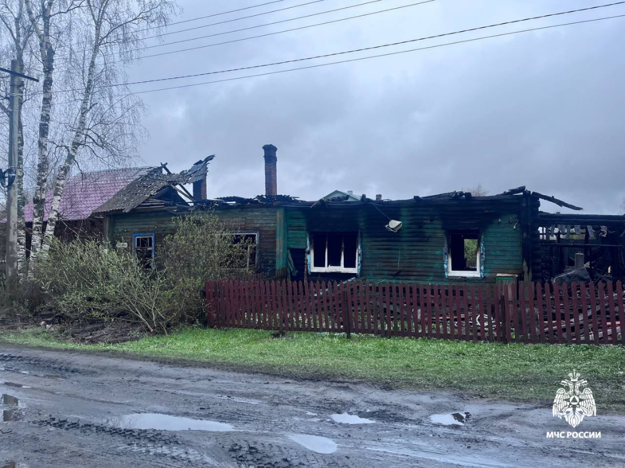 Двухквартирный дом сгорел дотла в костромском поселке