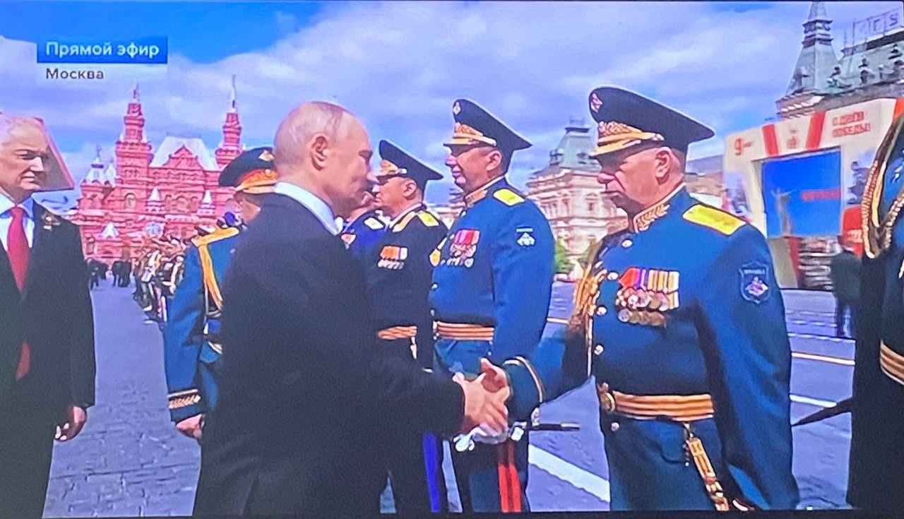 Курсанты военной академии РХБЗ прошли парадным маршем по Красной площади