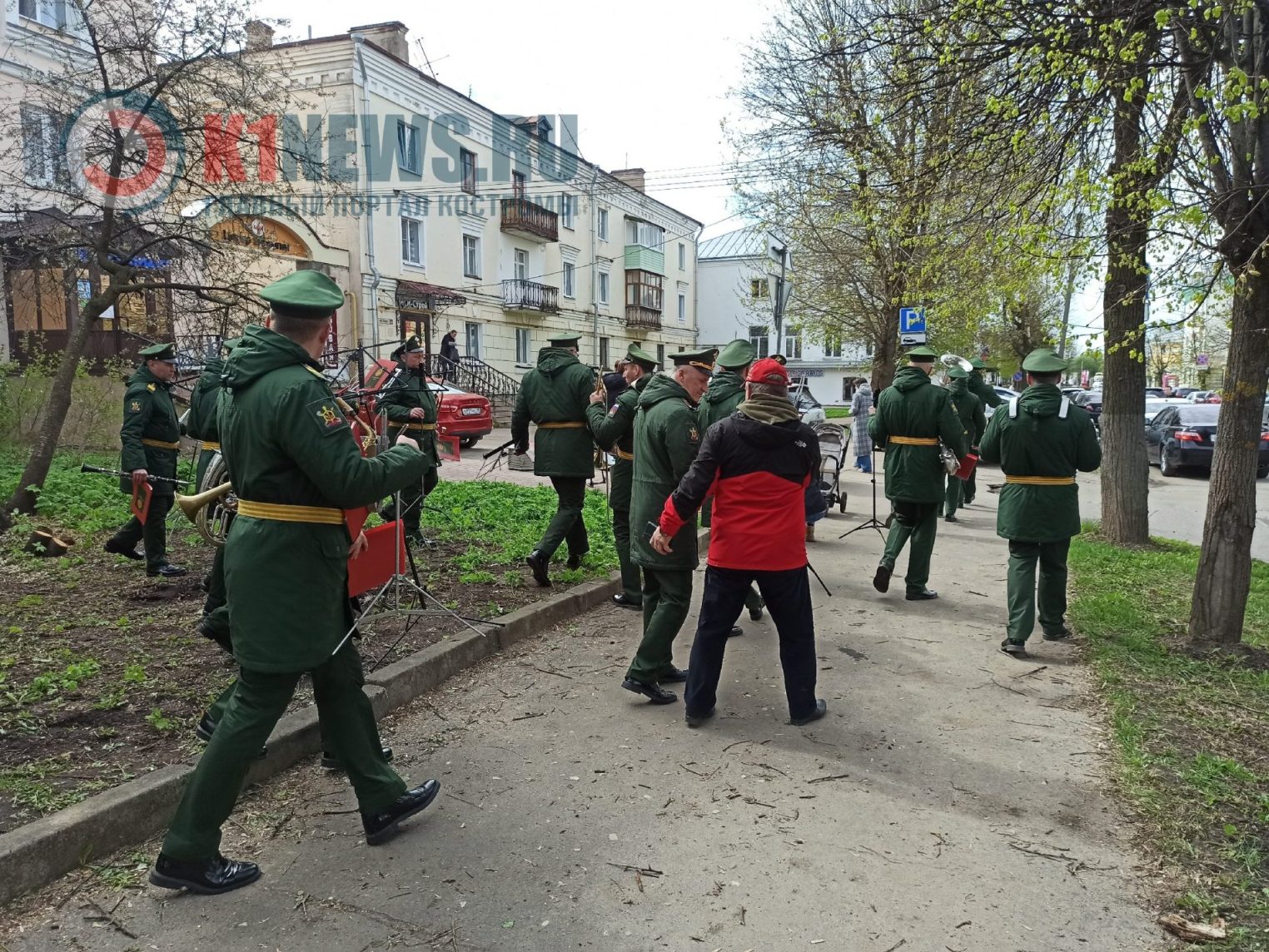 Под окном ветерана в Костроме организовали праздничный концерт