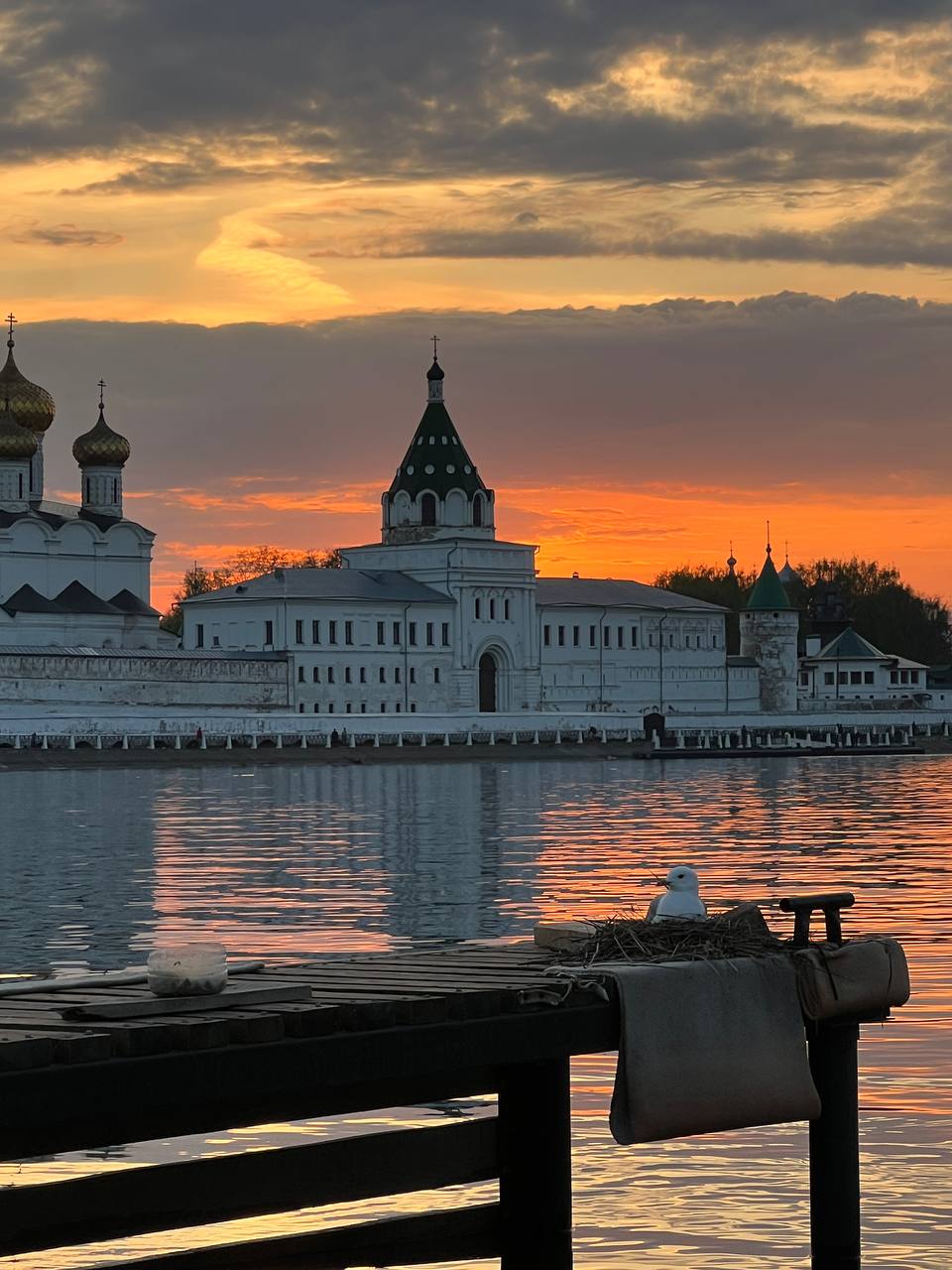 Многодетная мать с младенцами поселилась на причале Ипатьевского монастыря