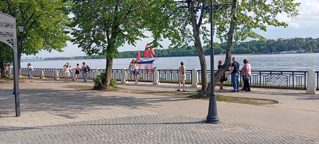 Лодка с алыми парусами приплыла в Кострому по Волге