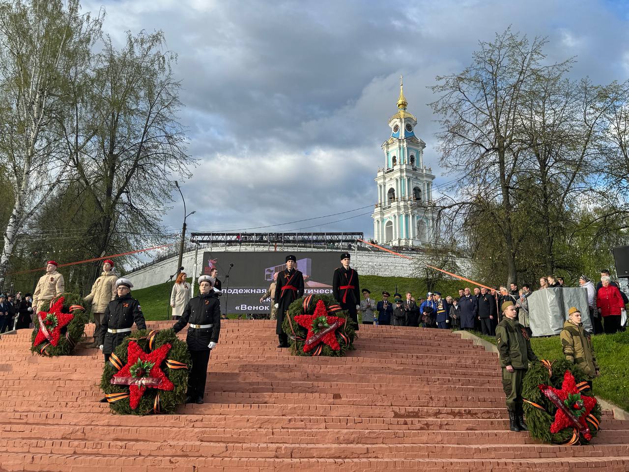 Костромичи спустили на воду венки Победы