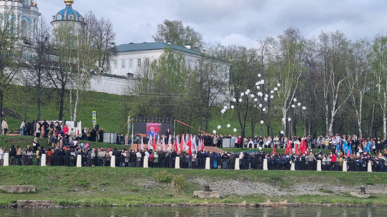 Костромичи спустили на воду венки Победы