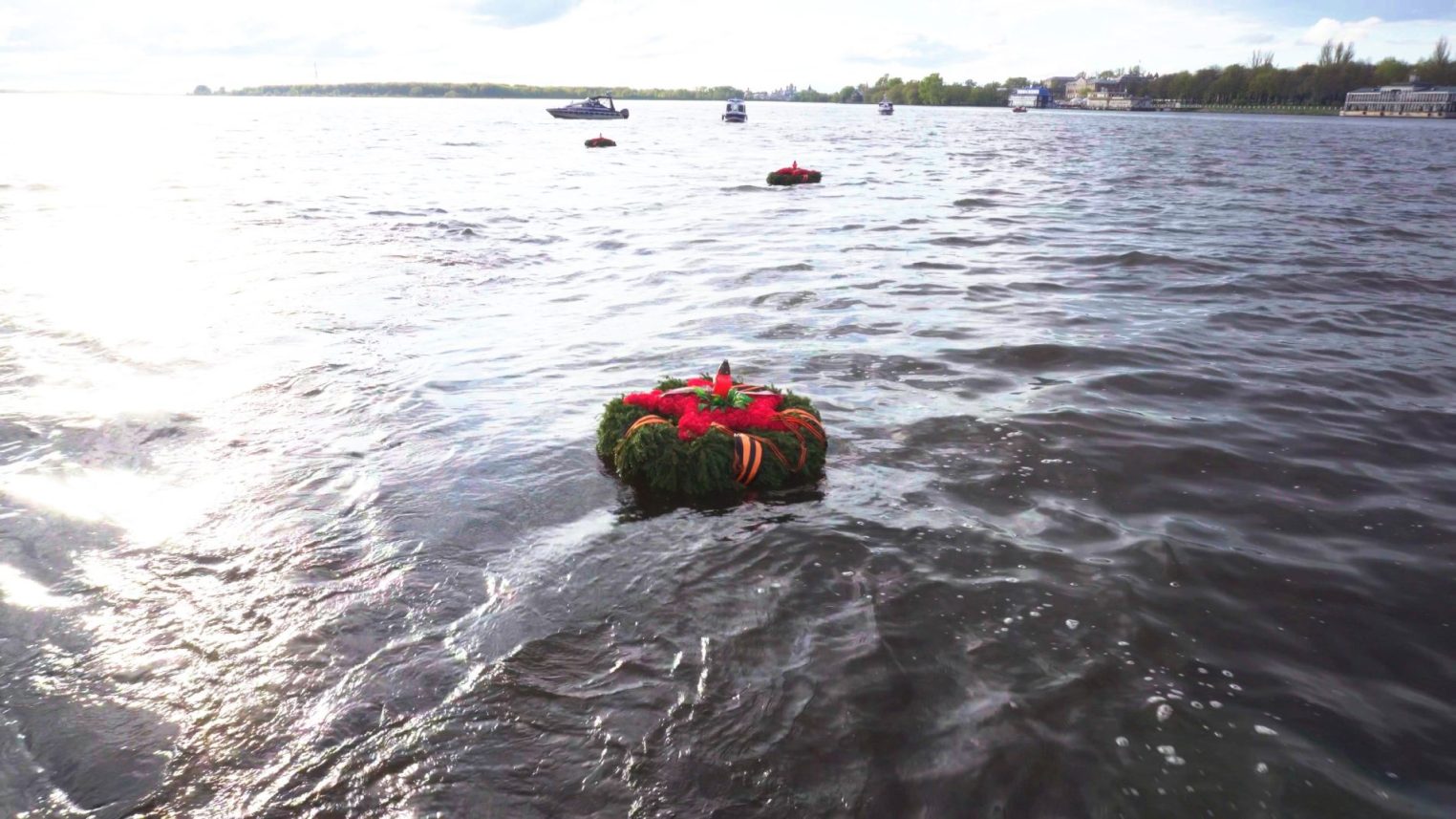 Костромичи спустили на воду венки Победы