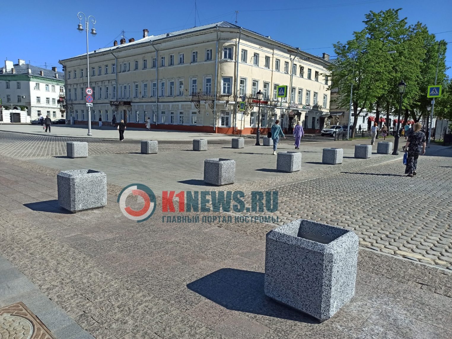 На Сусанинской площади появились загадочные бетонные кубы