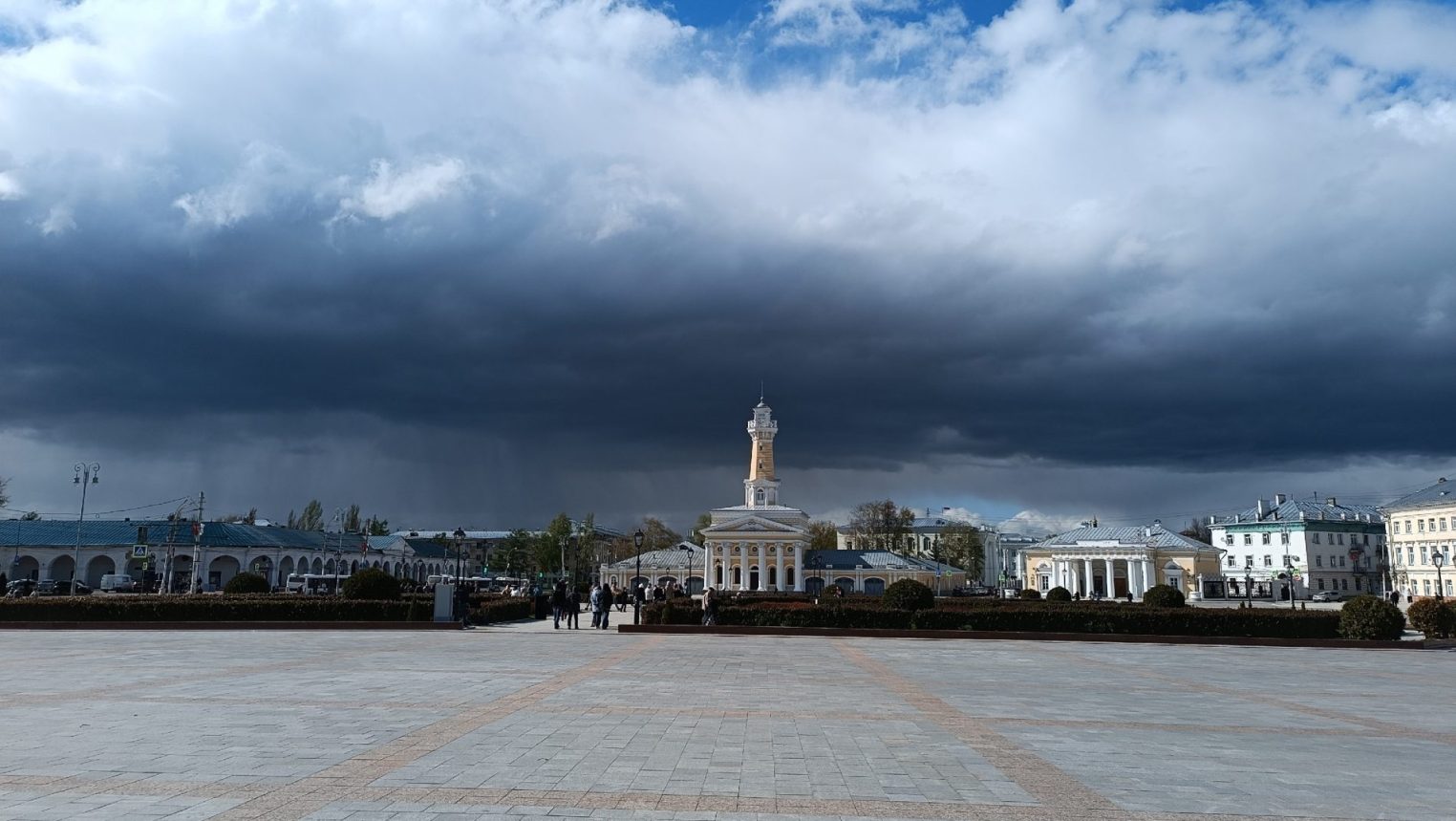 Гроза и ураганный ветер ударят по Костроме в ближайшие часы