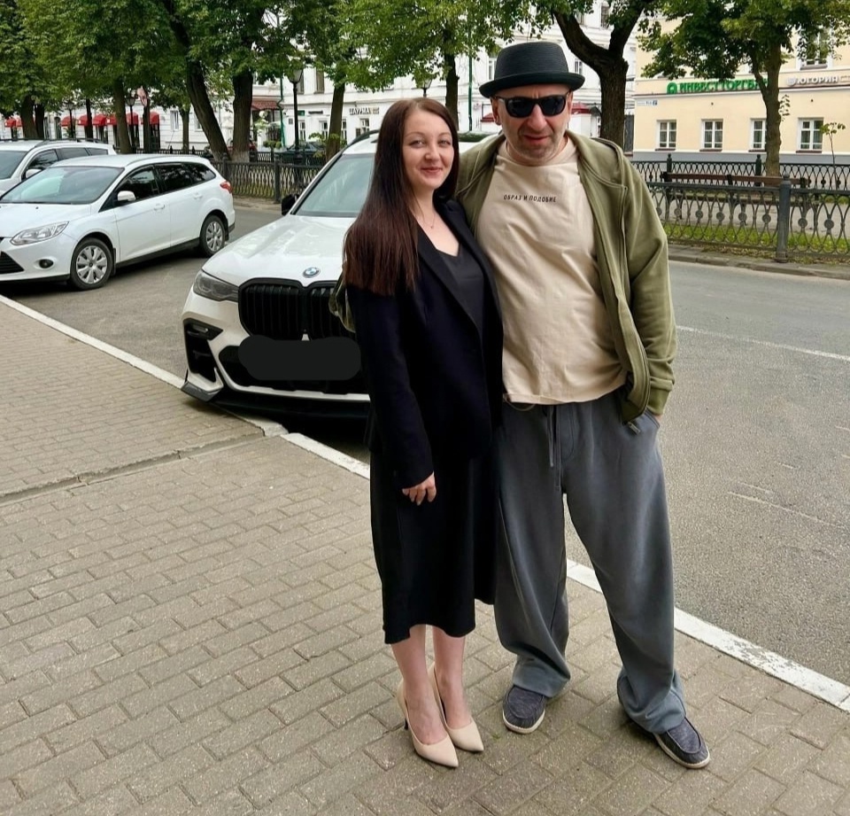 Необычный психолог Сатья охотно общался с девушками в центре Костромы