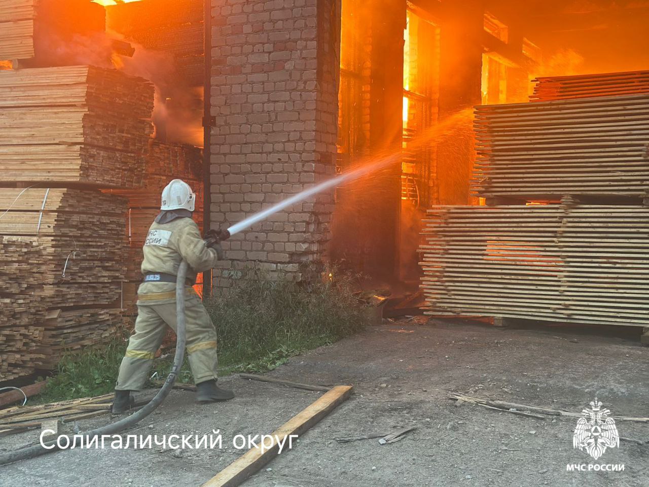 Лесопильный цех тушили почти полсуток под Костромой