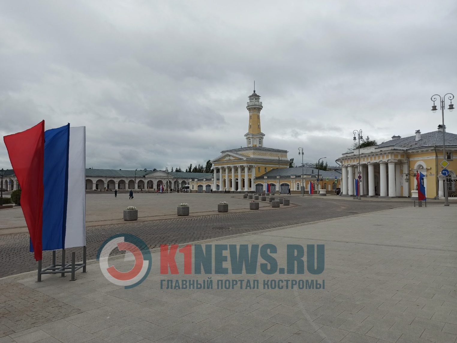 Центр Костромы расцвел российским триколором