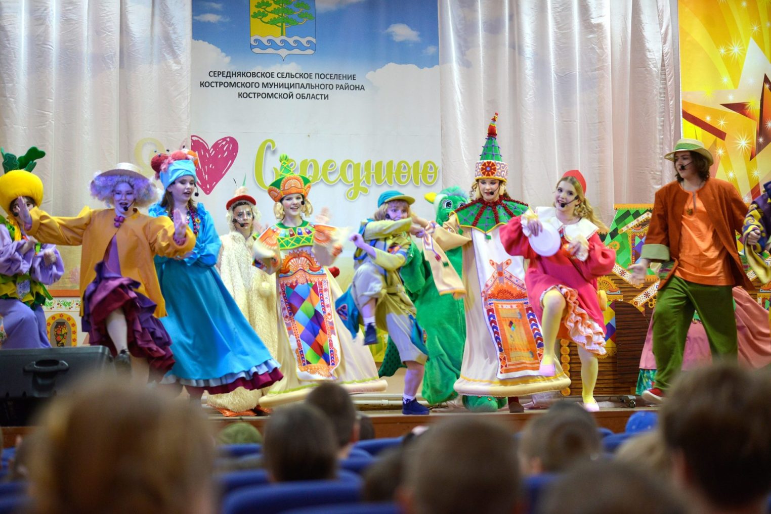 Передвижной потешный балаган повез "Ярмарку Сказок" по Костромской области