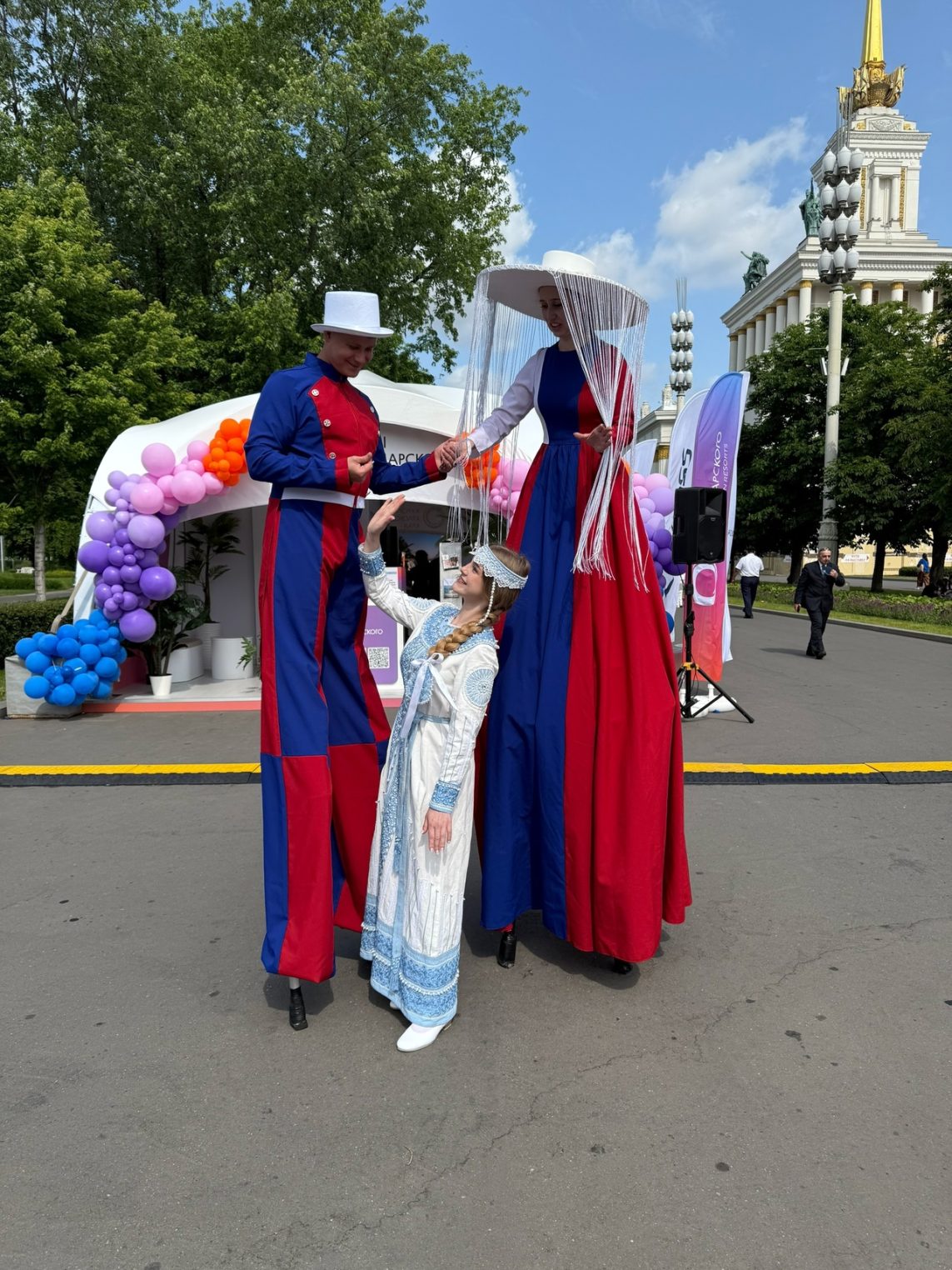 Костромская Снегурочка на ВДНХ стала притягательной персоной