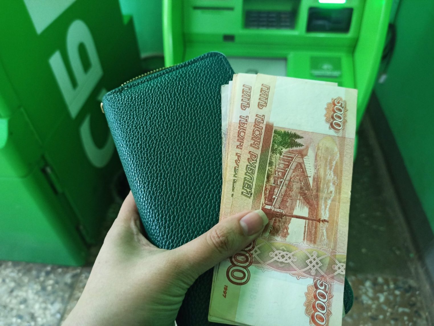 Почти миллион рублей в чайнике уехали из Галича в Москву