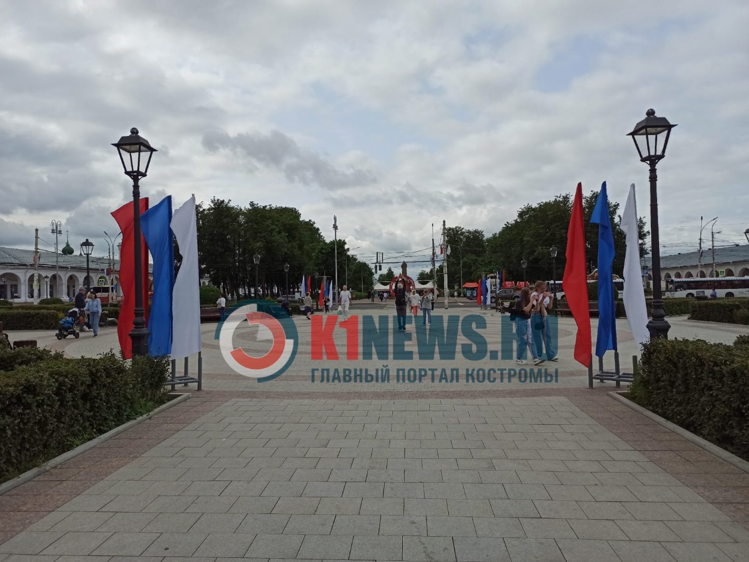 Центр Костромы расцвел российским триколором