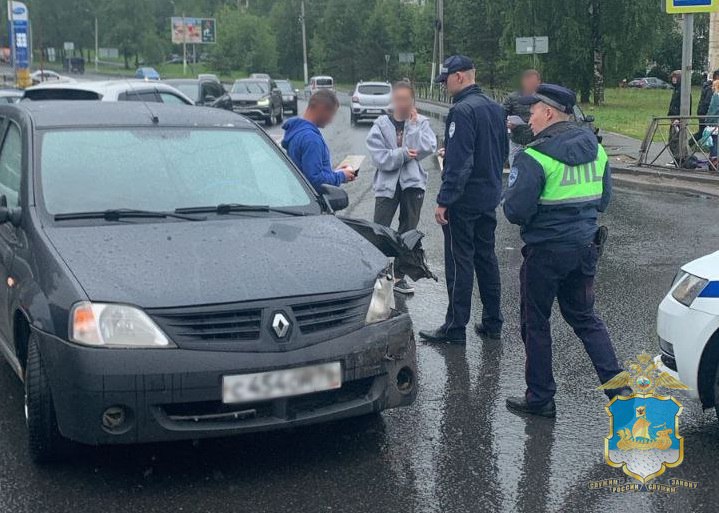 Два ребенка пострадали в столкновении иномарок в Костроме
