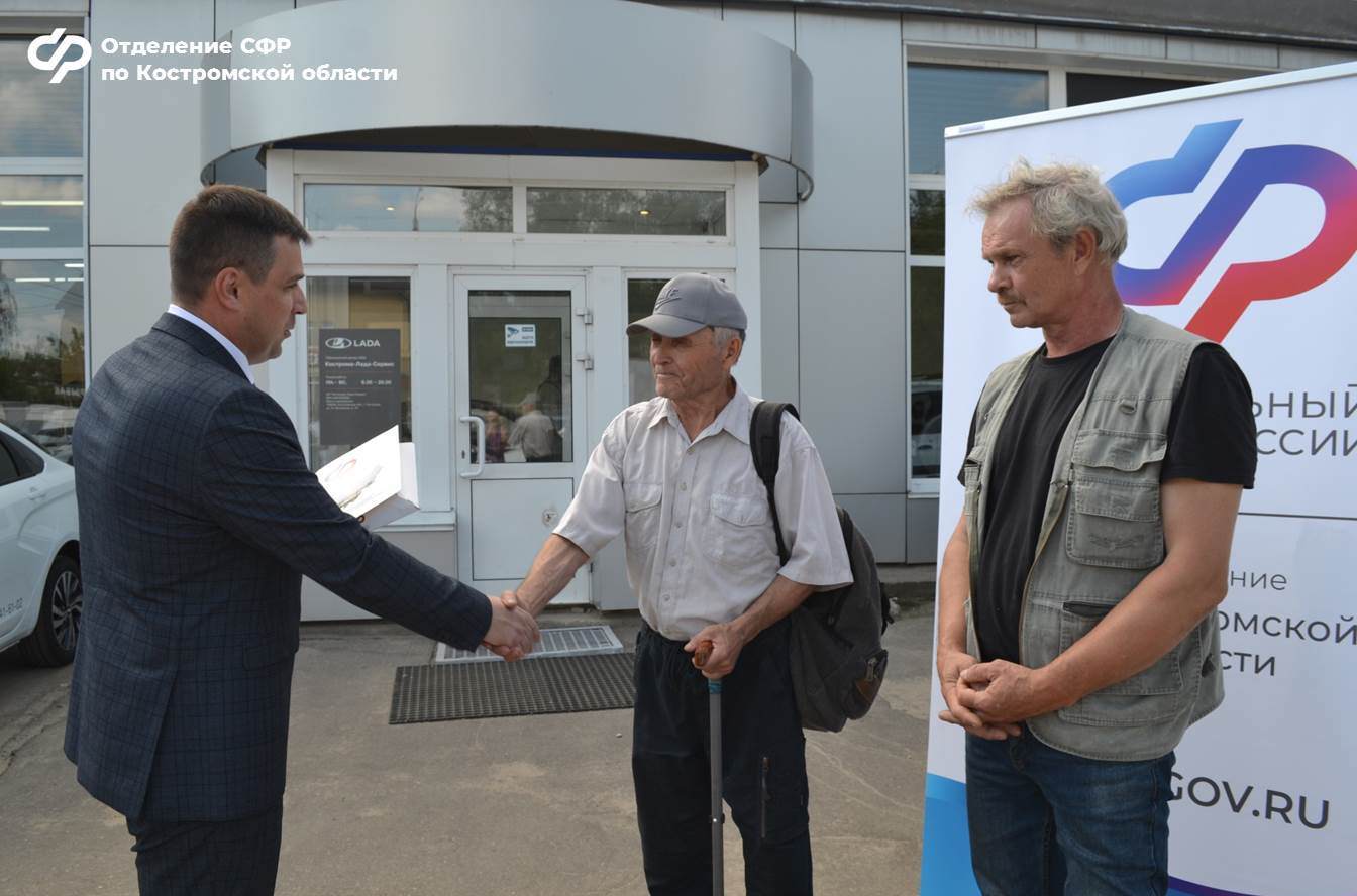Двум костромичам, пострадавшим на производстве, вручили новые машины