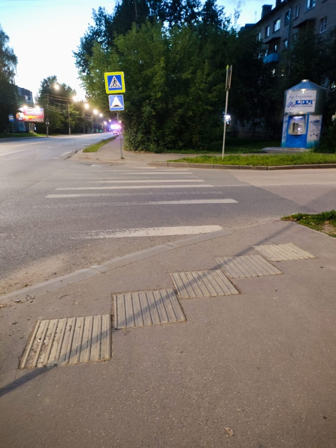На тротуарах в Костроме демонтируют тактильные плитки для слепых