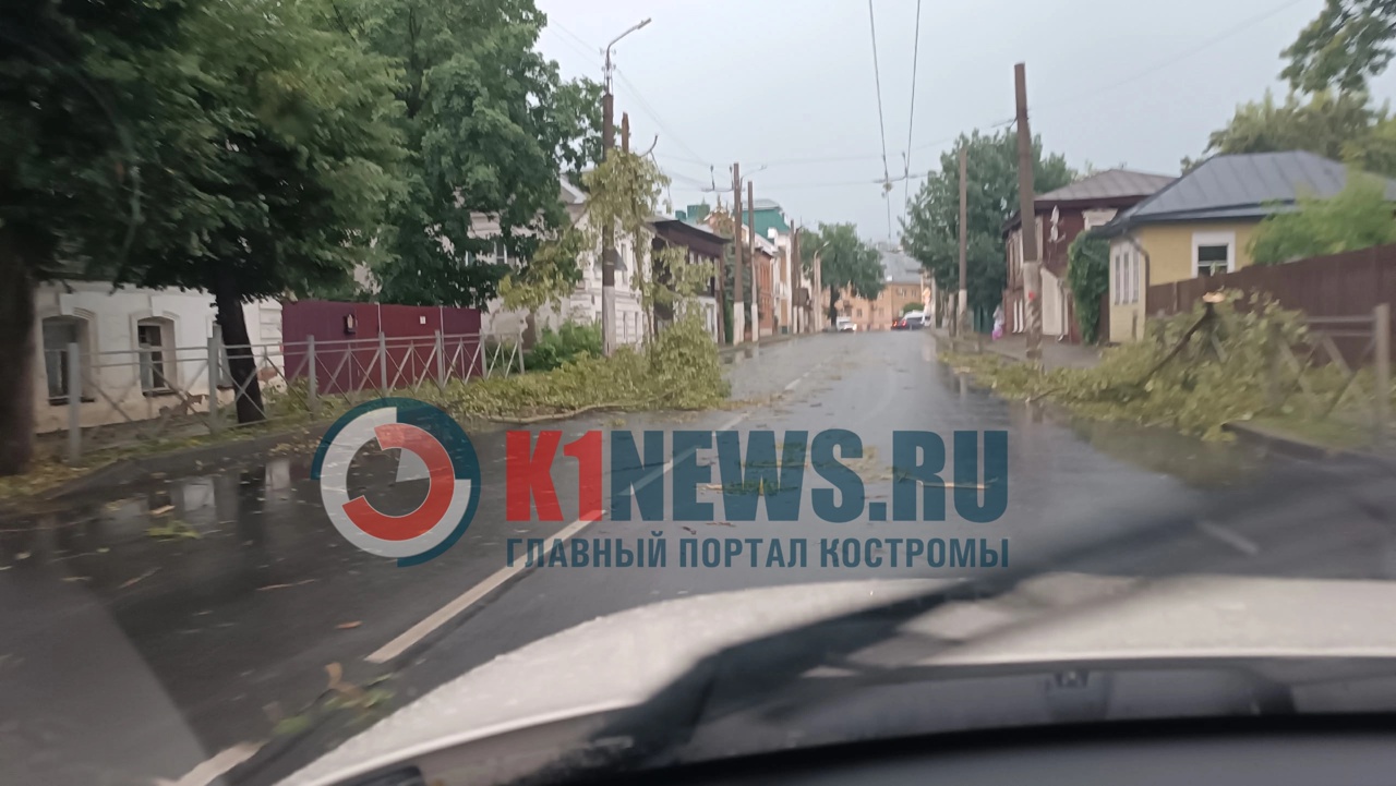 Стихия разбушевалась в Костроме: светофор и остановка сбежали с постов