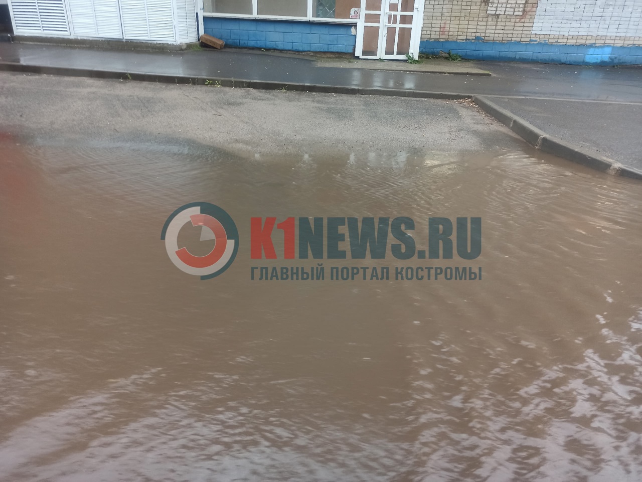 Стихия разбушевалась в Костроме: светофор и остановка сбежали с постов