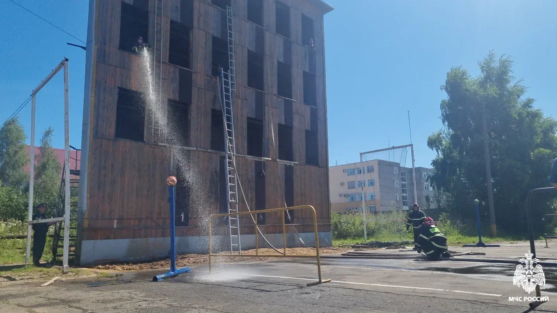 В Костроме пожарные стреляли по мишеням водой