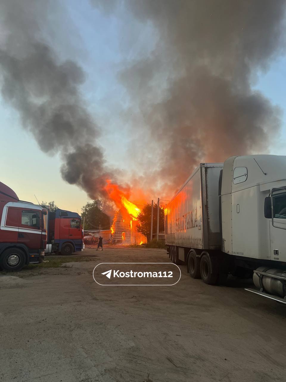 В костромском Заволжье горит пилорама