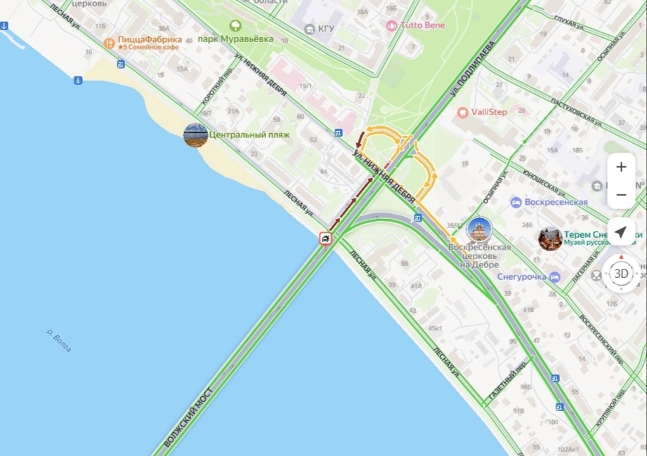 На подъезде к мосту в Костроме собралась мощная пробка из-за ДТП