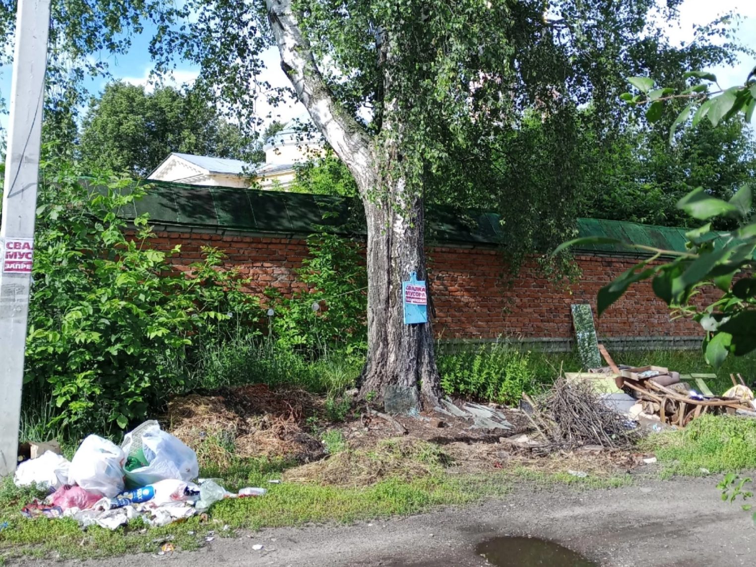 У входа во Владимирскую церковь в Нерехте устроили свалку