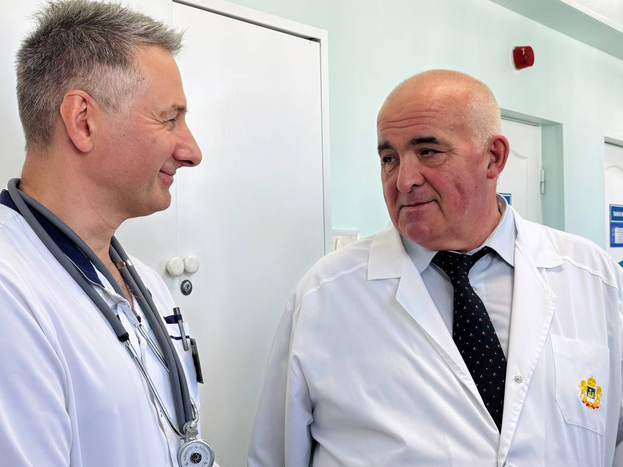 Сергей Ситников принес бойцам СВО в госпиталь корзину клубники